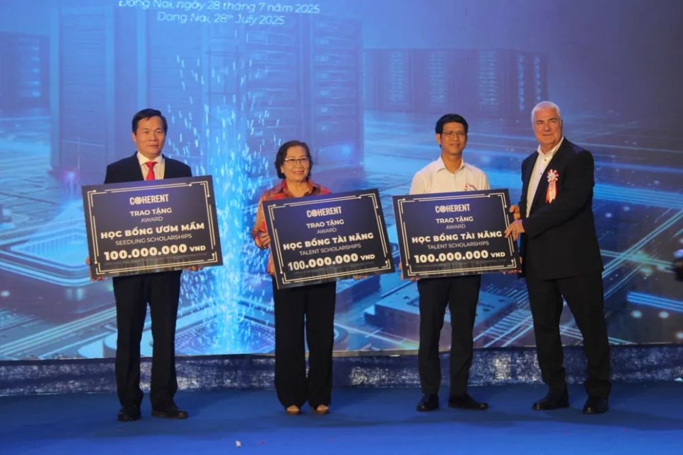 Lãnh đạo Công ty TNHH Coherent Việt Nam trao tặng học bổng cho các đơn vị và xã Nhơn Trạch Lãnh đạo Công ty TNHH Coherent Việt Nam trao tặng học bổng cho các đơn vị và xã Nhơn Trạch