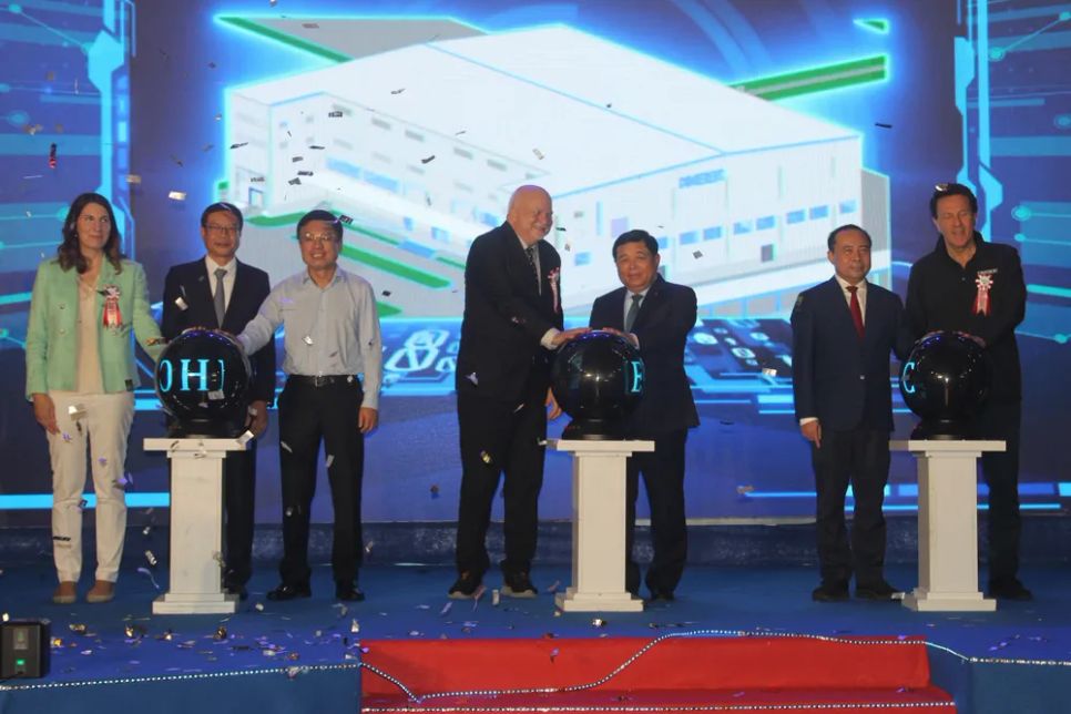 Phó Thủ tướng Nguyễn Chí Dũng cùng các đại biểu thực hiện nghi thức khánh thành nhà máy Phó Thủ tướng Nguyễn Chí Dũng cùng các đại biểu thực hiện nghi thức khánh thành nhà máy