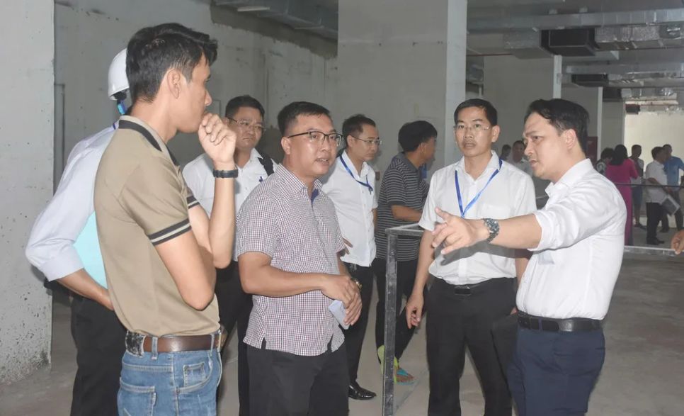 Cơ quan chức năng kiểm tra tại khu vực tầng thương mại của chung cư Lapen. Ảnh: QUANG VŨ Cơ quan chức năng kiểm tra tại khu vực tầng thương mại của chung cư Lapen. Ảnh: QUANG VŨ