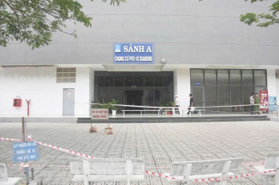 Khu vực có nguy cơ rơi mảng tường tại chung cư Lapen đã được chăng dây cảnh báo nguy hiểm. Ảnh: QUANG VŨ Khu vực có nguy cơ rơi mảng tường tại chung cư Lapen đã được chăng dây cảnh báo nguy hiểm. Ảnh: QUANG VŨ