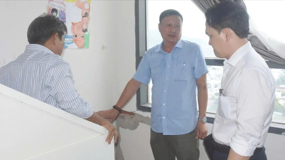 Ông Nguyễn Thanh Xuyên, Trưởng Phòng Quản lý chất lượng công trình xây dựng (bìa phải) trực tiếp kiểm tra tình trạng nứt tường tại căn hộ 16-08, chung cư Lapen. Ảnh: QUANG VŨ Ông Nguyễn Thanh Xuyên, Trưởng Phòng Quản lý chất lượng công trình xây dựng (bìa phải) trực tiếp kiểm tra tình trạng nứt tường tại căn hộ 16-08, chung cư Lapen. Ảnh: QUANG VŨ