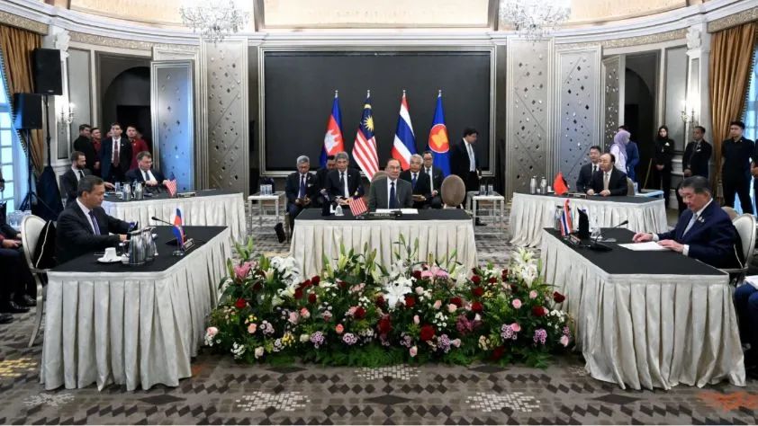 The Nation: Quyền Thủ tướng Thái Lan Phumtham Wechayachai (phải) và Thủ tướng Campuchia Hun Manet tham gia cuộc đàm phán về xung đột biên giới tại Putrajaya, Malaysia