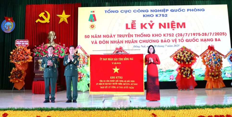 Phó Chủ tịch UBND tỉnh Đồng Nai Nguyễn Thị Hoàng trao tặng đơn vị bức trướng nhân kỷ niệm 50 năm Ngày Truyền thống Tổng cục Công nghiệp quốc phòng Phó Chủ tịch UBND tỉnh Đồng Nai Nguyễn Thị Hoàng trao tặng đơn vị bức trướng nhân kỷ niệm 50 năm Ngày Truyền thống Tổng cục Công nghiệp quốc phòng