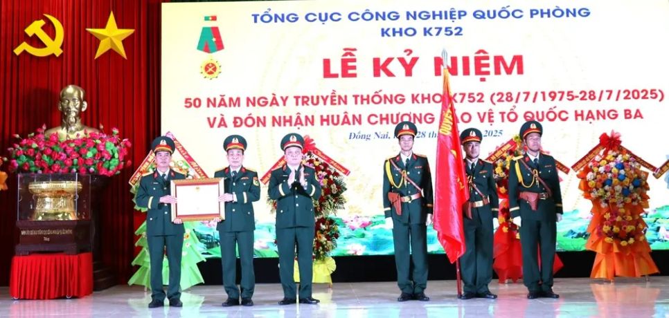 Thiếu tướng Nguyễn Đức Tăng trao tặng Huân chương Bảo vệ Tổ quốc hạng Ba cho đơn vị Thiếu tướng Nguyễn Đức Tăng trao tặng Huân chương Bảo vệ Tổ quốc hạng Ba cho đơn vị