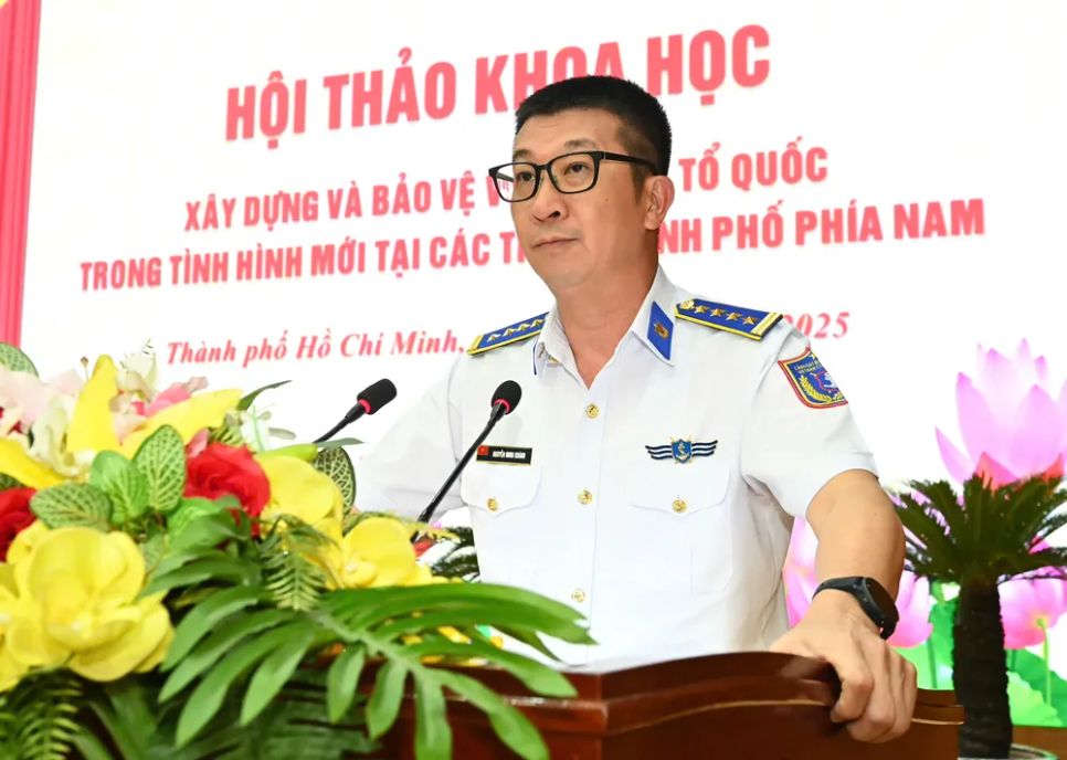 Đại tá Nguyễn Minh Khánh phát biểu tham luận. Ảnh: VIỆT DŨNG Đại tá Nguyễn Minh Khánh phát biểu tham luận. Ảnh: VIỆT DŨNG