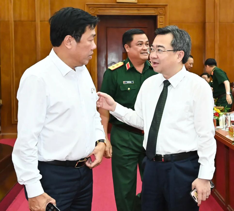 Đồng chí Nguyễn Thanh Nghị trao đổi với đại biểu dự hội thảo. Ảnh: VIỆT DŨNG Đồng chí Nguyễn Thanh Nghị trao đổi với đại biểu dự hội thảo. Ảnh: VIỆT DŨNG