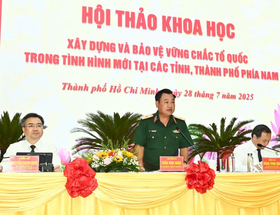 Thiếu tướng Trần Vinh Ngọc, Chính ủy Quân khu 7 phát biểu chào mừng hội thảo. Ảnh: VIỆT DŨNG Thiếu tướng Trần Vinh Ngọc, Chính ủy Quân khu 7 phát biểu chào mừng hội thảo. Ảnh: VIỆT DŨNG