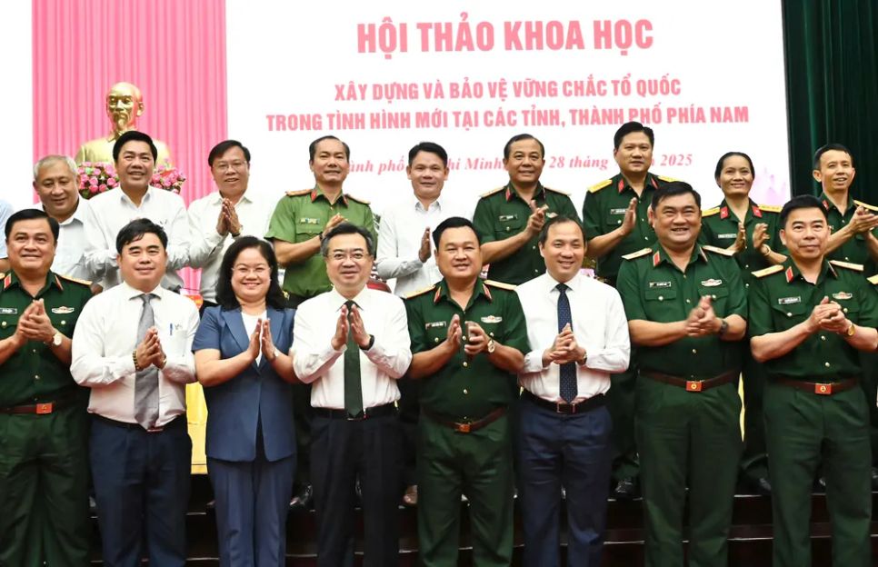 Xây dựng và bảo vệ Tổ quốc phù hợp với từng giai đoạn phát triển Xây dựng và bảo vệ Tổ quốc phù hợp với từng giai đoạn phát triển