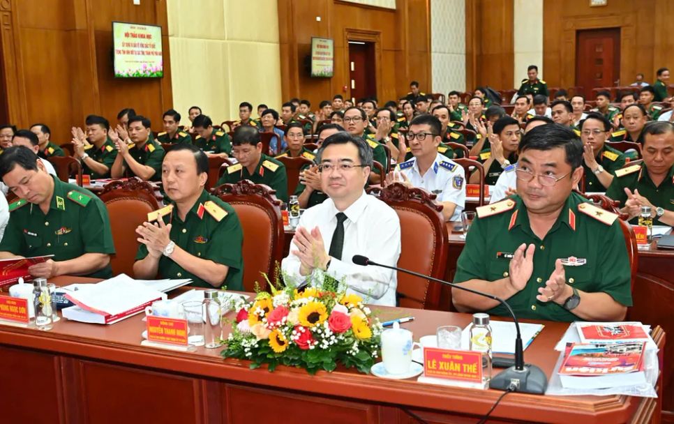 Xây dựng và bảo vệ Tổ quốc phù hợp với từng giai đoạn phát triển Xây dựng và bảo vệ Tổ quốc phù hợp với từng giai đoạn phát triển