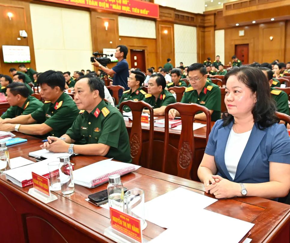 Xây dựng và bảo vệ Tổ quốc phù hợp với từng giai đoạn phát triển Xây dựng và bảo vệ Tổ quốc phù hợp với từng giai đoạn phát triển