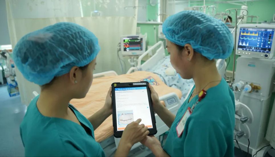 Nhân viên y tế Bệnh viện Đại học Y Dược TPHCM theo dõi tình hình sức khỏe người bệnh trên bệnh án điện tử Nhân viên y tế Bệnh viện Đại học Y Dược TPHCM theo dõi tình hình sức khỏe người bệnh trên bệnh án điện tử
