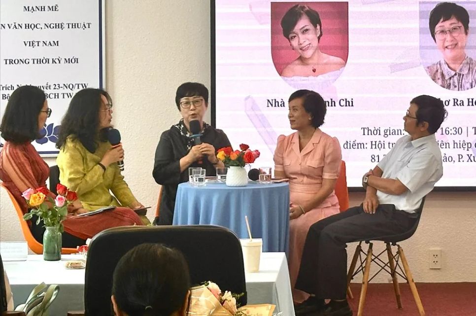 Từ phải qua: các nhà thơ Lê Thiếu Nhơn, Khánh Chi, Ra Heeduk và dịch giả Hiền Nguyễn tại chương trình Giao lưu văn chương Việt - Hàn năm 2025 Từ phải qua: các nhà thơ Lê Thiếu Nhơn, Khánh Chi, Ra Heeduk và dịch giả Hiền Nguyễn tại chương trình Giao lưu văn chương Việt - Hàn năm 2025