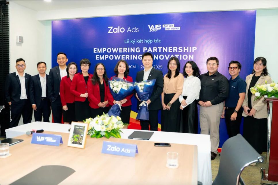 Đại diện Anh văn Hội Việt Mỹ (VUS) và Zalo tại lễ ký kết hợp tác Đại diện Anh văn Hội Việt Mỹ (VUS) và Zalo tại lễ ký kết hợp tác