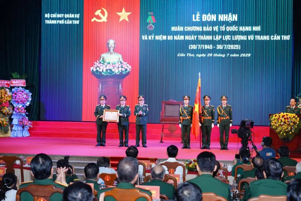 Thừa ủy quyền Chủ tịch nước, Trung tướng Nguyễn Xuân Dắt, Tư lệnh Quân khu 9 trao huân chương cho LLVT TP Cần Thơ Thừa ủy quyền Chủ tịch nước, Trung tướng Nguyễn Xuân Dắt, Tư lệnh Quân khu 9 trao huân chương cho LLVT TP Cần Thơ