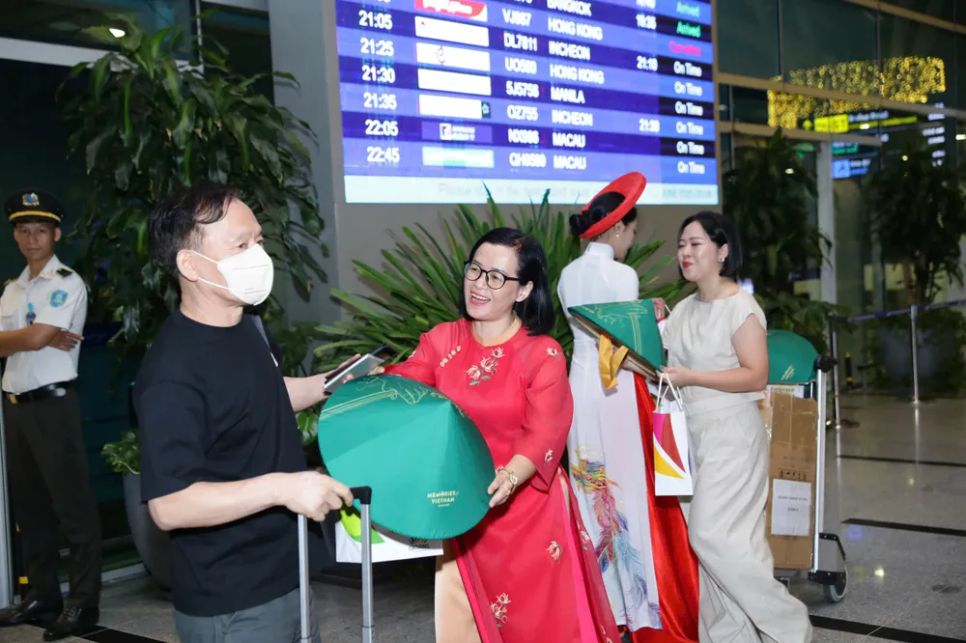 Nhân viên Trung tâm Xúc tiến Du lịch Đà Nẵng tặng quà lưu niệm cho du khách tại sân bay Đà Nẵng Nhân viên Trung tâm Xúc tiến Du lịch Đà Nẵng tặng quà lưu niệm cho du khách tại sân bay Đà Nẵng