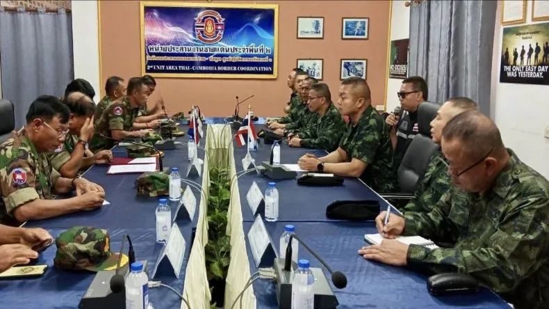 Các tướng lĩnh Thái Lan và Campuchia đồng ý ngừng bắn và ngừng các hoạt động quân sự dọc biên giới cho đến thứ hai tuần sau, khi 2 Bộ trưởng Quốc phòng dự kiến gặp nhau. Ảnh: Bangkok Post Các tướng lĩnh Thái Lan và Campuchia đồng ý ngừng bắn và ngừng các hoạt động quân sự dọc biên giới cho đến thứ hai tuần sau, khi 2 Bộ trưởng Quốc phòng dự kiến gặp nhau. Ảnh: Bangkok Post