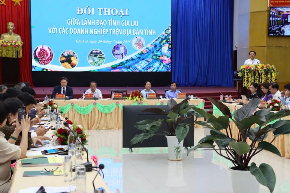 Quang cảnh buổi đối thoại. Ảnh: HỮU PHÚC