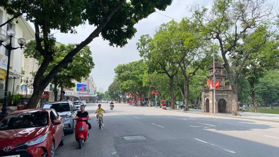 Hà Nội ít xe cộ hơn vào buổi trưa những ngày nắng nóng. Ảnh: PHÚC HẬU Hà Nội ít xe cộ hơn vào buổi trưa những ngày nắng nóng. Ảnh: PHÚC HẬU