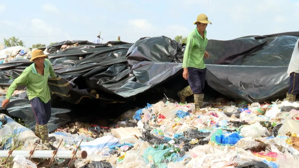 Bãi rác An Hiệp đã được phủ bạt để hạn chế phát tán mùi hôi Bãi rác An Hiệp đã được phủ bạt để hạn chế phát tán mùi hôi