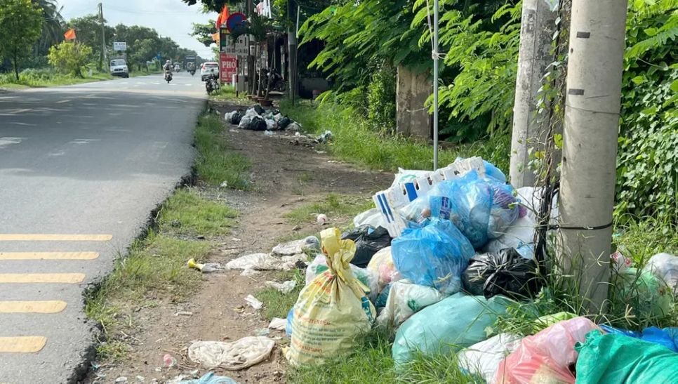 Rác chất đầy ven các tuyến đường liên xã Rác chất đầy ven các tuyến đường liên xã