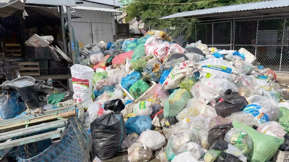 Rác chất thành đống, ven các chợ khu vực xã Ba Tri Rác chất thành đống, ven các chợ khu vực xã Ba Tri