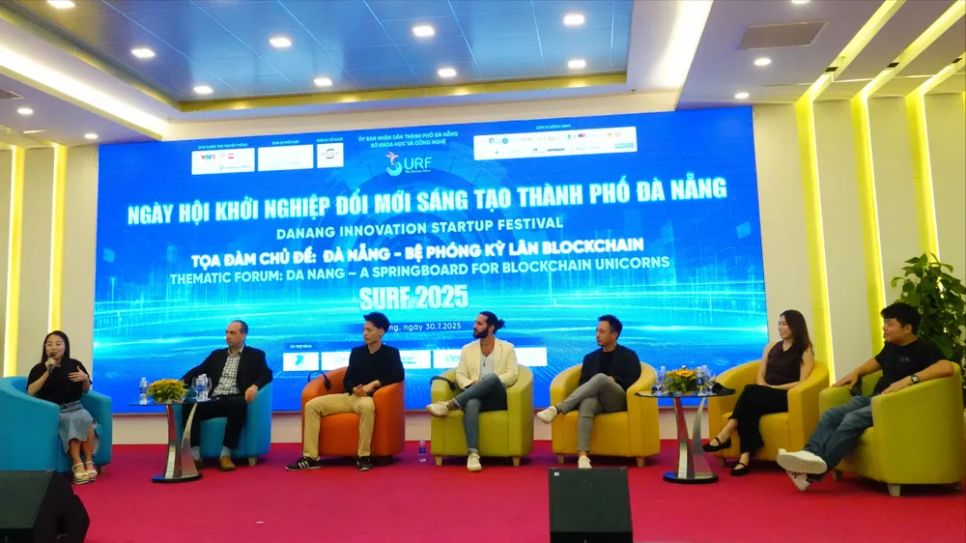 Các diễn giả chia sẻ tại Tọa đàm 