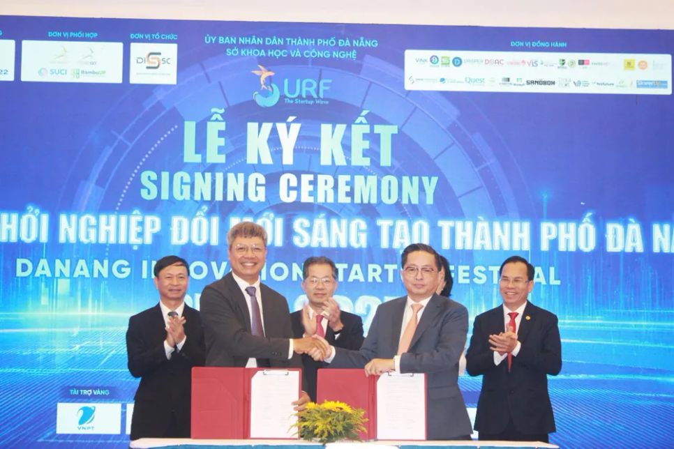 Ký kết Biên bản ghi nhớ hợp tác và công bố hợp tác đầu tư khởi nghiệp đổi mới sáng tạo. Ảnh: XUÂN QUỲNH