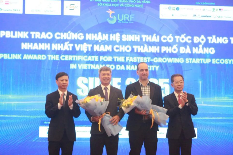 StartupBlink trao giấy chứng nhận hệ sinh thái cho TP Đà Nẵng. Ảnh: XUÂN QUỲNH