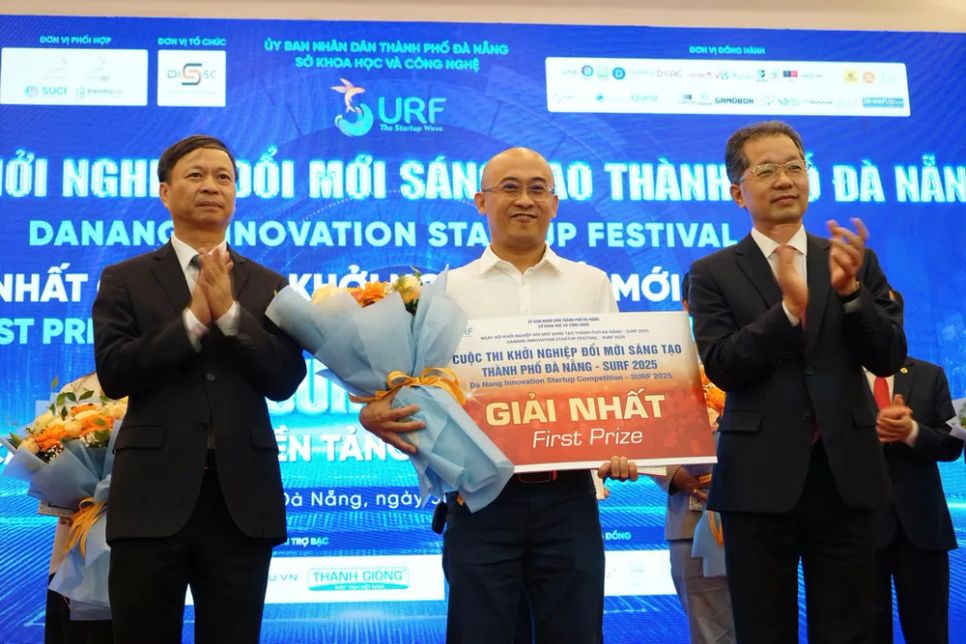 Trao giải Nhất cuộc thi Khởi nghiệp đổi mới sáng tạo TP Đà Nẵng 2025. Ảnh: XUÂN QUỲNH