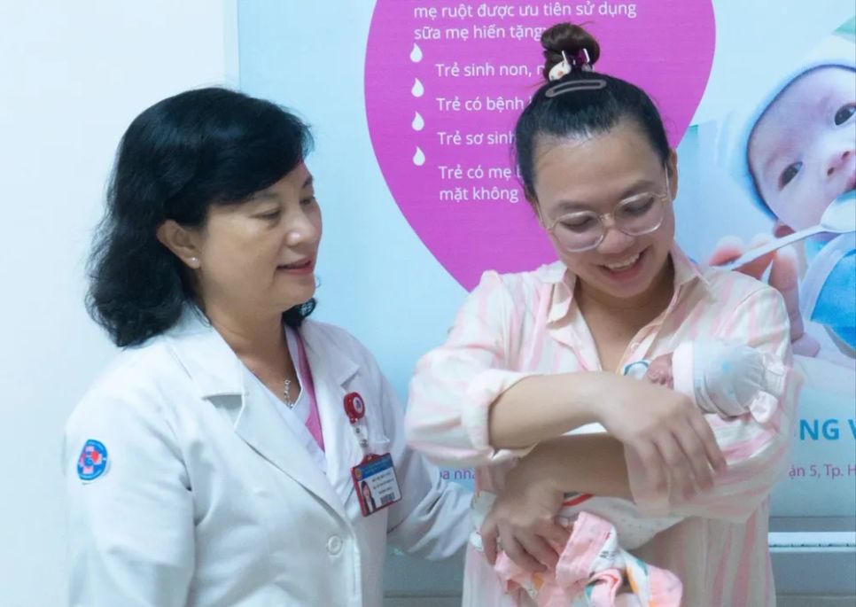 Hành trình trở về vòng tay mẹ của 2 trẻ sơ sinh cực non Hành trình trở về vòng tay mẹ của 2 trẻ sơ sinh cực non
