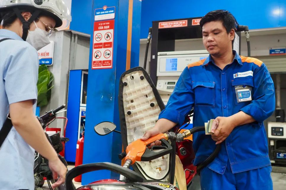 Người dân đổ xăng tại cửa hàng xăng dầu Petrolimex trên đường Trần Hưng Đạo, phường Chợ Quán vào chiều tối 30-7. Ảnh: HOÀNG HÙNG