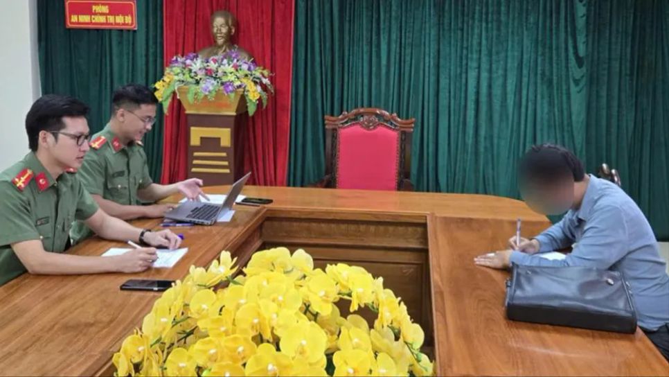 Cơ quan chức năng làm việc với ông Đ.T.P., người đại diện theo pháp luật của Công ty TNHH tổ chức sự kiện A.P.Đ. Ảnh: CÔNG AN HÀ TĨNH Cơ quan chức năng làm việc với ông Đ.T.P., người đại diện theo pháp luật của Công ty TNHH tổ chức sự kiện A.P.Đ. Ảnh: CÔNG AN HÀ TĨNH