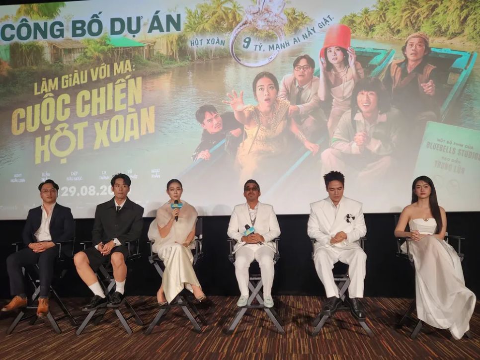 <i>Ê-kíp đoàn phim Làm giàu với ma: Cuộc chiến hột xoàn tại buổi công bố dự án, chiều 31-7. Ảnh: VĂN TUẤN</i> <i>Ê-kíp đoàn phim Làm giàu với ma: Cuộc chiến hột xoàn tại buổi công bố dự án, chiều 31-7. Ảnh: VĂN TUẤN</i>