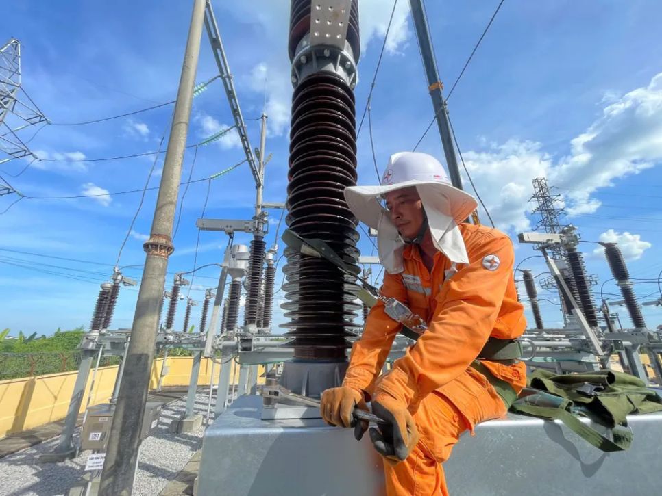 Công nhân điện lực miền Bắc lao động trong tiết trời nóng 40 độ C Công nhân điện lực miền Bắc lao động trong tiết trời nóng 40 độ C