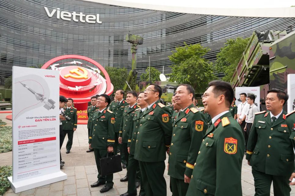 Thượng tướng Phạm Hoài Nam và các đại biểu dự đại hội tham quan triển lãm thành tựu Viettel tại đại hội