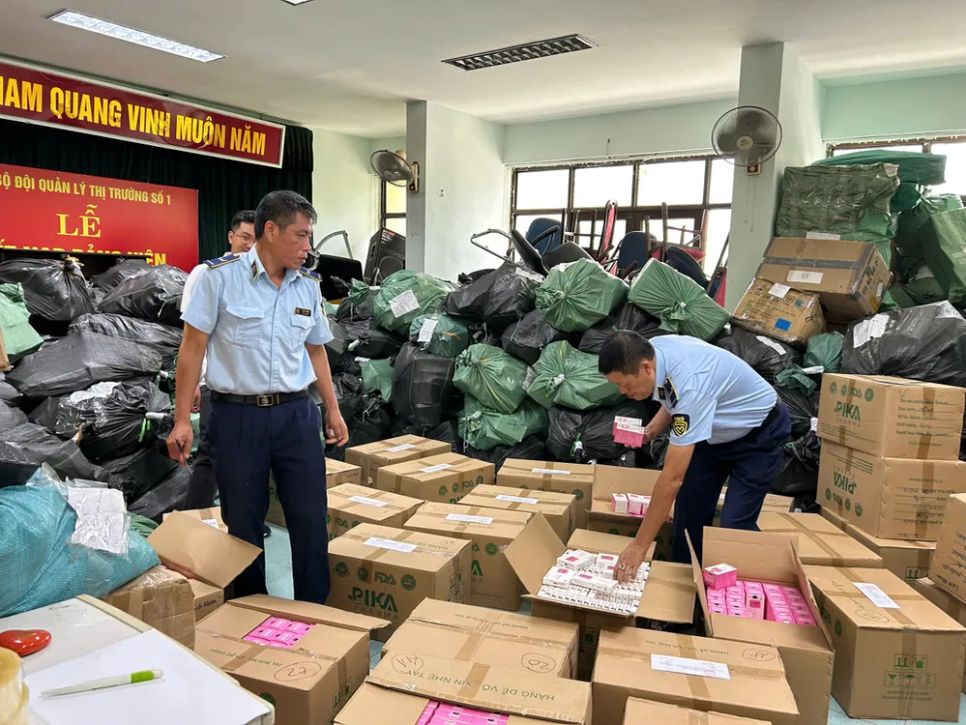 Cơ quan chức năng kiểm tra kho hàng. Ảnh: LƯU QUYÊN