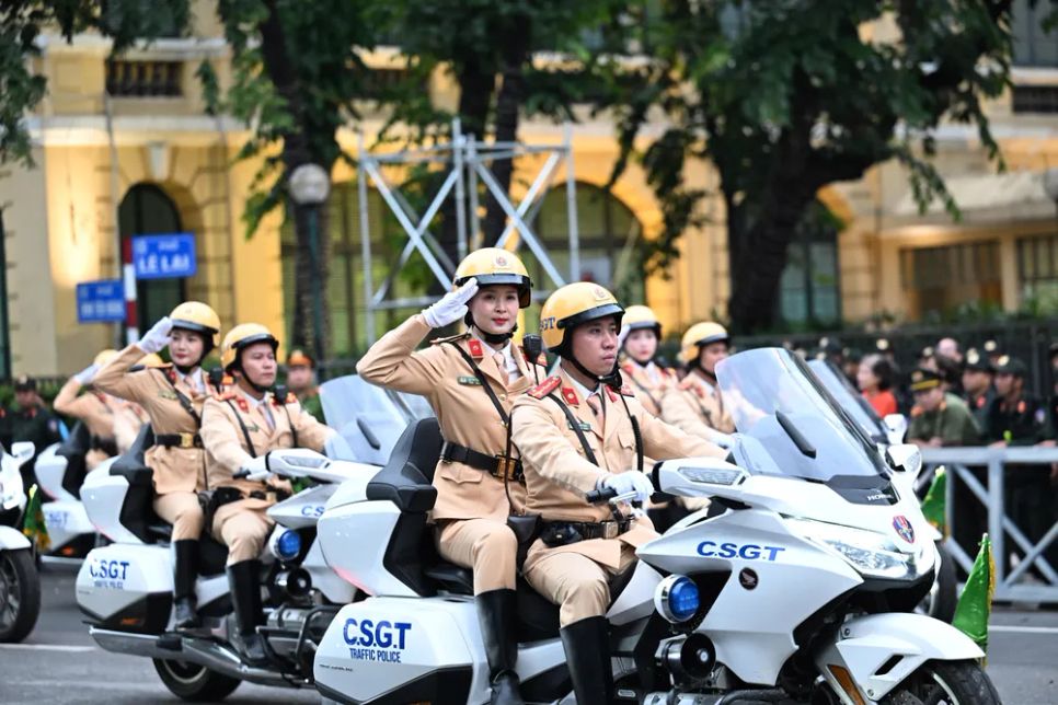 Lực lượng cảnh sát giao thông mô tô dẫn đoàn