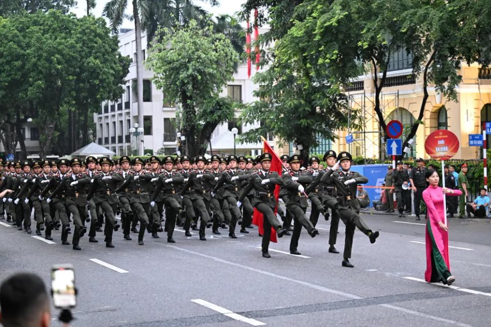 Sau đó là các khối diễu hành của lực lượng an ninh