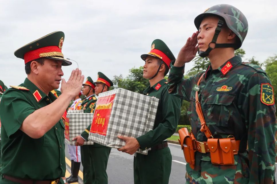 Thượng tướng Trương Thiên Tô tặng quà động viên các lực lượng Thượng tướng Trương Thiên Tô tặng quà động viên các lực lượng