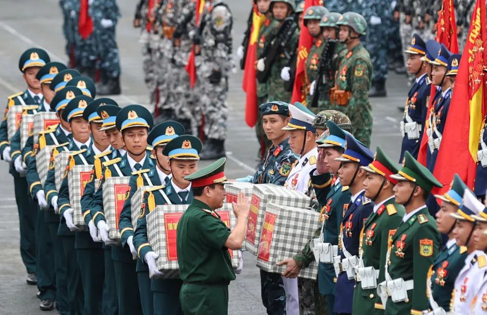 Thượng tướng Trương Thiên Tô tặng quà động viên các lực lượng Thượng tướng Trương Thiên Tô tặng quà động viên các lực lượng