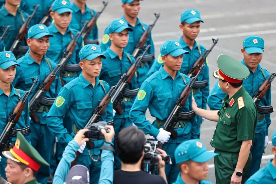 Thượng tướng Trương Thiên Tô trò chuyện, động viên các lực lượng Thượng tướng Trương Thiên Tô trò chuyện, động viên các lực lượng