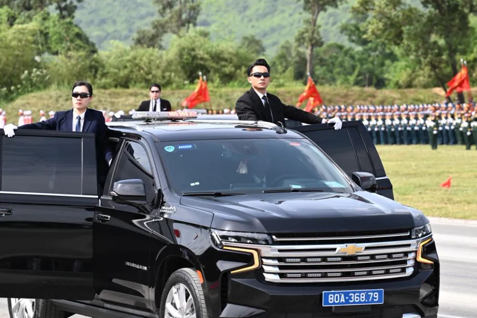 Bên cạnh đó là các chiến sĩ cảnh vệ luôn sẵn sàng xả thân để bảo vệ các chính khách, nguyên thủ quốc gia khi tới thăm và làm việc tại Việt Nam. Ảnh: ĐỖ TRUNG Bên cạnh đó là các chiến sĩ cảnh vệ luôn sẵn sàng xả thân để bảo vệ các chính khách, nguyên thủ quốc gia khi tới thăm và làm việc tại Việt Nam. Ảnh: ĐỖ TRUNG