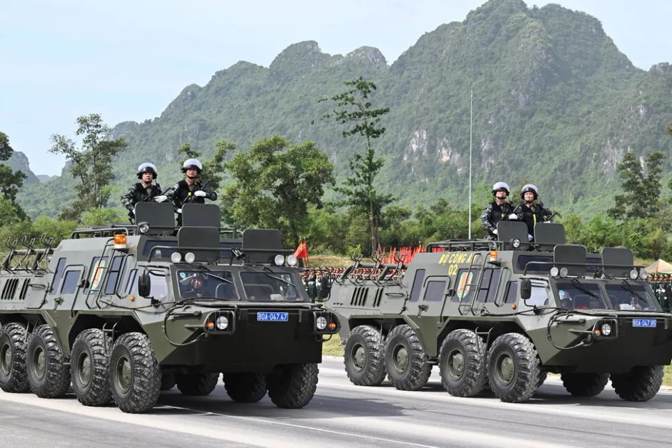 Các phương tiện của Bộ Công an luôn cho thấy sự cơ động nhanh, có thể di chuyển trên nhiều địa hình khác nhau. Ảnh: ĐỖ TRUNG Các phương tiện của Bộ Công an luôn cho thấy sự cơ động nhanh, có thể di chuyển trên nhiều địa hình khác nhau. Ảnh: ĐỖ TRUNG