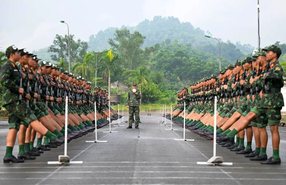 Cùng với các lực lượng tham gia luyện tập, các chiến sĩ trẻ thuộc Quân đoàn 5 hàng ngày phải hoàn thành “giáo án” tương đối nặng Cùng với các lực lượng tham gia luyện tập, các chiến sĩ trẻ thuộc Quân đoàn 5 hàng ngày phải hoàn thành “giáo án” tương đối nặng