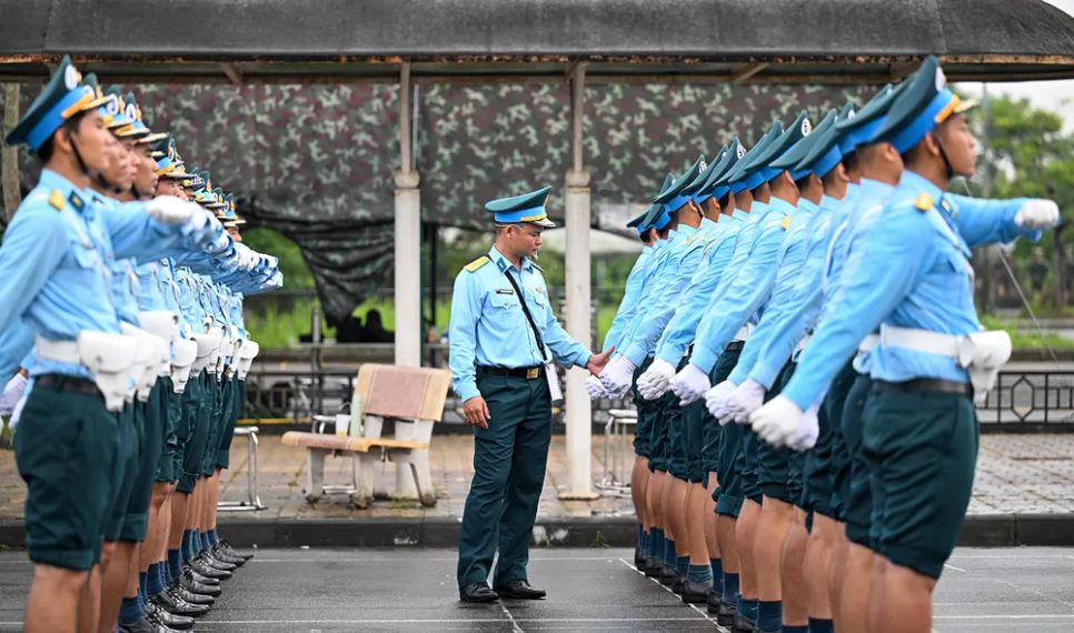 Đánh tay phía trước đã khó, thì phía sau còn khó hơn. Điều này đòi hỏi các chiến sĩ tham gia luyện tập phải tập trung cao độ, thuần thục các kỹ thuật Đánh tay phía trước đã khó, thì phía sau còn khó hơn. Điều này đòi hỏi các chiến sĩ tham gia luyện tập phải tập trung cao độ, thuần thục các kỹ thuật