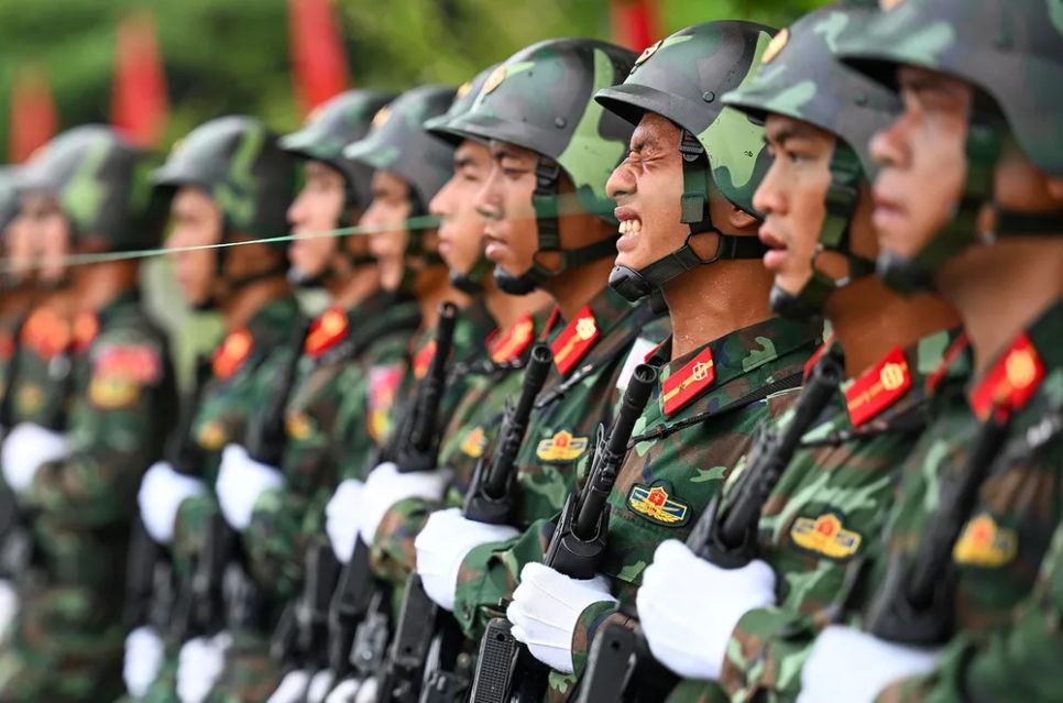 Dưới thời tiết nóng bức, chân đeo tạ và phải đưa chân lên cao trong 3-5 phút, khiến nhiều chiến sĩ phải rất cố gắng Dưới thời tiết nóng bức, chân đeo tạ và phải đưa chân lên cao trong 3-5 phút, khiến nhiều chiến sĩ phải rất cố gắng