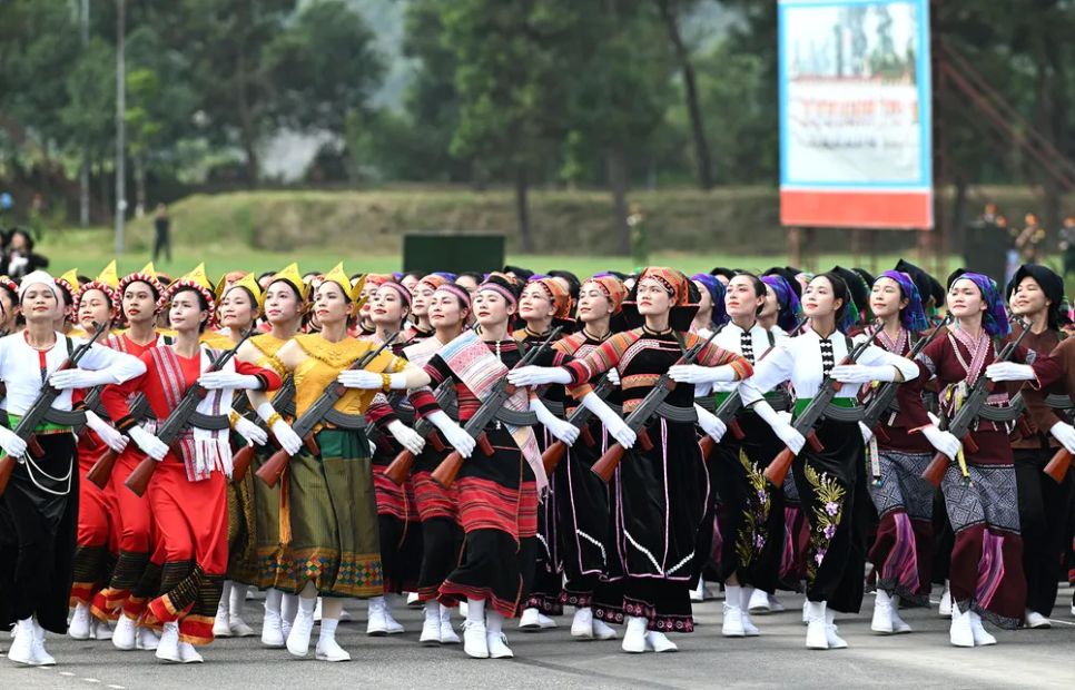 Khối nữ dân quân tự vệ các dân tộc Việt Nam tham gia tổng hợp luyện. Ảnh: ĐỖ TRUNG Khối nữ dân quân tự vệ các dân tộc Việt Nam tham gia tổng hợp luyện. Ảnh: ĐỖ TRUNG