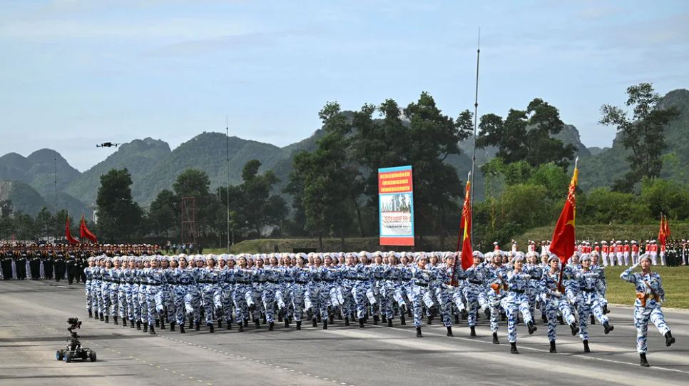 Khối nữ sĩ quan quân y đi tham gia tổng hợp luyện. Ảnh: ĐỖ TRUNG Khối nữ sĩ quan quân y đi tham gia tổng hợp luyện. Ảnh: ĐỖ TRUNG