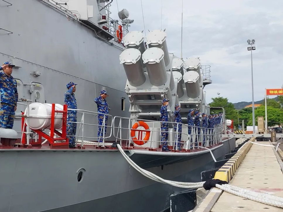 Luyện tập động tác chào trên biển Luyện tập động tác chào trên biển