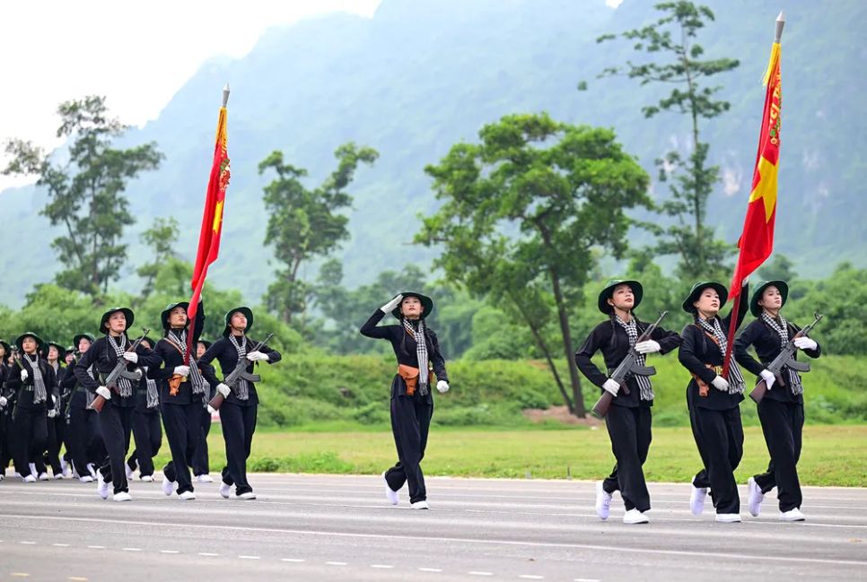 Mỗi thứ tư hàng tuần, các đơn vị, khối đi sẽ tham gia hợp luyện chung. Trong ảnh là khối Nữ du kích miền Nam Mỗi thứ tư hàng tuần, các đơn vị, khối đi sẽ tham gia hợp luyện chung. Trong ảnh là khối Nữ du kích miền Nam